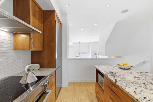 10 Erlton Terrace Sw, Calgary, AB - Indoor Photo Showing Kitchen