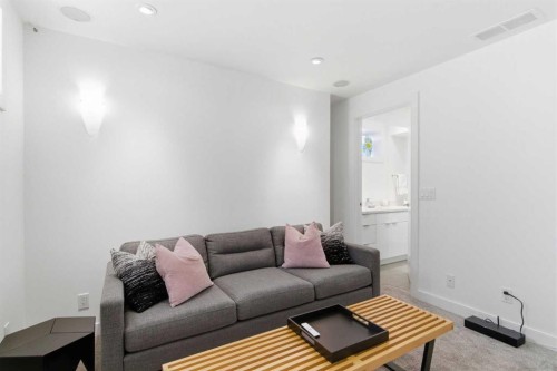 10 Erlton Terrace Sw, Calgary, AB - Indoor Photo Showing Living Room