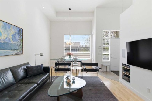 10 Erlton Terrace Sw, Calgary, AB - Indoor Photo Showing Living Room