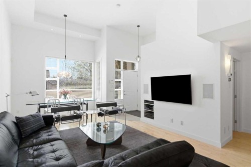 10 Erlton Terrace Sw, Calgary, AB - Indoor Photo Showing Living Room