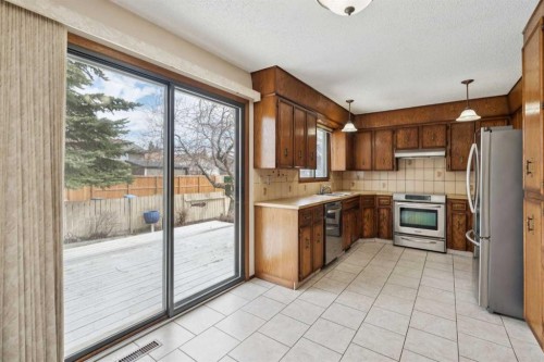 40 Scenic Place Nw, Calgary, AB - Indoor Photo Showing Kitchen