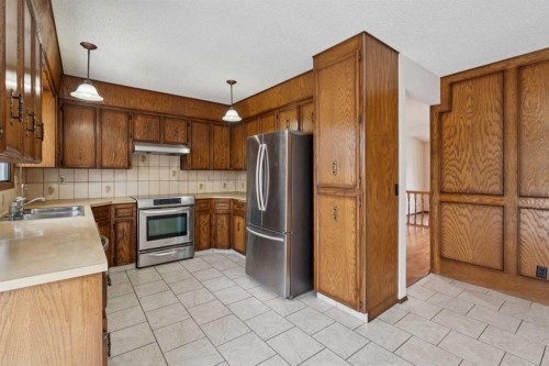 40 Scenic Place Nw, Calgary, AB - Indoor Photo Showing Kitchen With Double Sink
