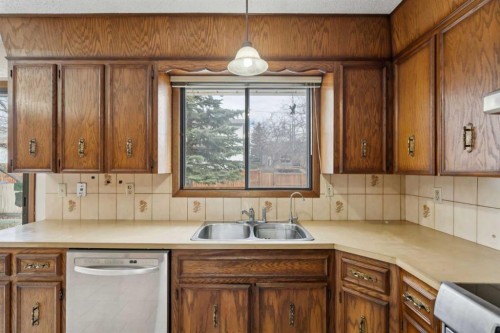40 Scenic Place Nw, Calgary, AB - Indoor Photo Showing Kitchen With Double Sink