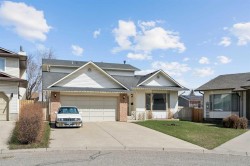 40 Scenic Place NW Calgary, AB T3L 1A5