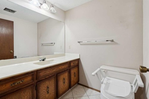 40 Scenic Place Nw, Calgary, AB - Indoor Photo Showing Bathroom