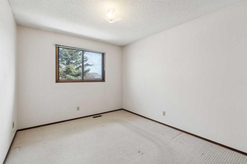 40 Scenic Place Nw, Calgary, AB - Indoor Photo Showing Other Room