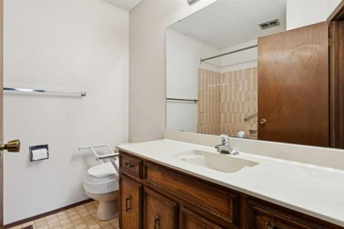 40 Scenic Place Nw, Calgary, AB - Indoor Photo Showing Bathroom