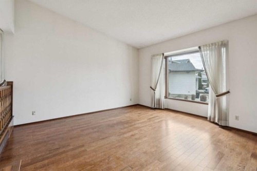 40 Scenic Place Nw, Calgary, AB - Indoor Photo Showing Other Room