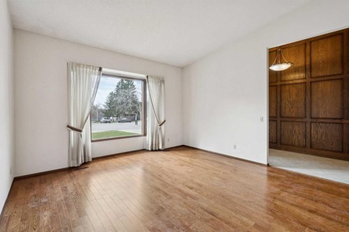 40 Scenic Place Nw, Calgary, AB - Indoor Photo Showing Other Room