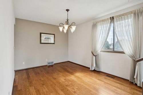 40 Scenic Place Nw, Calgary, AB - Indoor Photo Showing Other Room