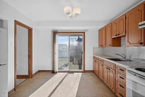 2416 38 Street Sw, Calgary, AB - Indoor Photo Showing Kitchen