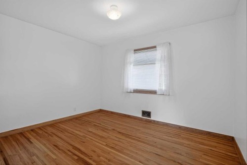 2416 38 Street Sw, Calgary, AB - Indoor Photo Showing Other Room