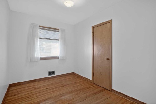 2416 38 Street Sw, Calgary, AB - Indoor Photo Showing Other Room