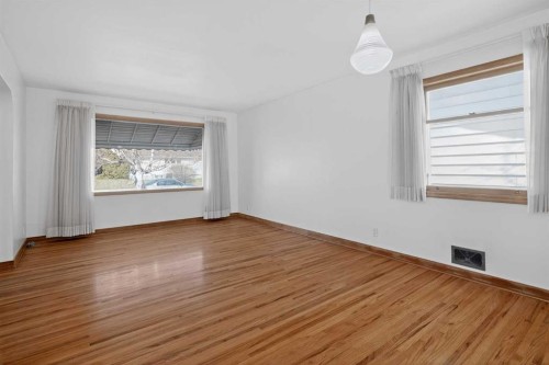 2416 38 Street Sw, Calgary, AB - Indoor Photo Showing Other Room