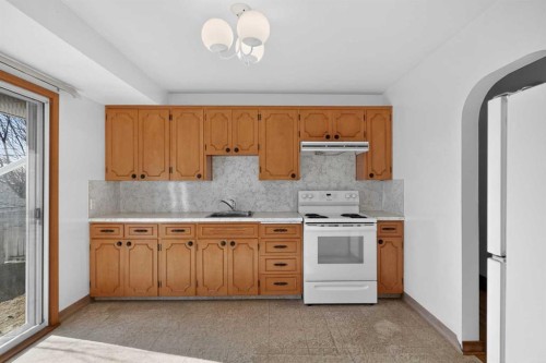 2416 38 Street Sw, Calgary, AB - Indoor Photo Showing Kitchen