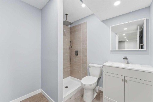 507 17 Avenue Nw, Calgary, AB - Indoor Photo Showing Bathroom