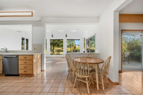 907 Shawnee Drive Sw, Calgary, AB - Indoor Photo Showing Dining Room