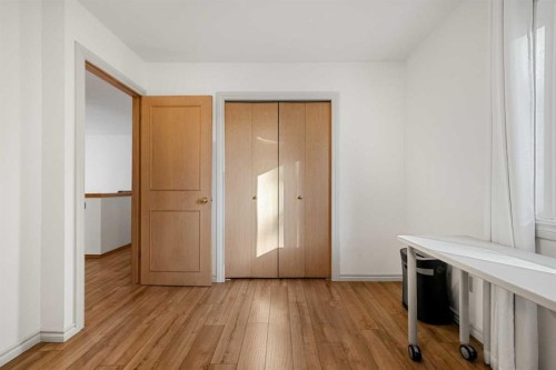 907 Shawnee Drive Sw, Calgary, AB - Indoor Photo Showing Other Room