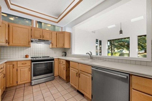 907 Shawnee Drive Sw, Calgary, AB - Indoor Photo Showing Kitchen