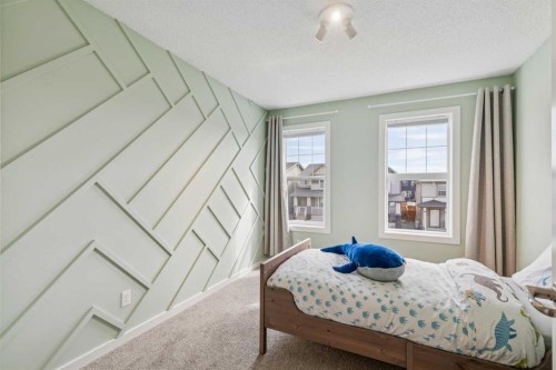 99 Heritage Heights, Cochrane, AB - Indoor Photo Showing Bedroom