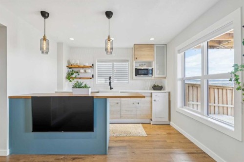 99 Heritage Heights, Cochrane, AB - Indoor Photo Showing Kitchen