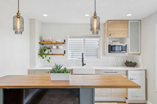 99 Heritage Heights, Cochrane, AB - Indoor Photo Showing Kitchen