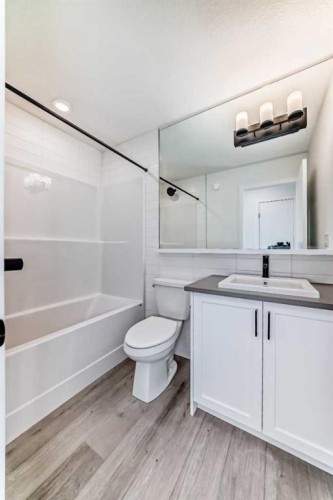 904-30 Rochester View Nw, Calgary, AB - Indoor Photo Showing Bathroom