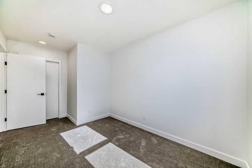 904-30 Rochester View Nw, Calgary, AB - Indoor Photo Showing Other Room