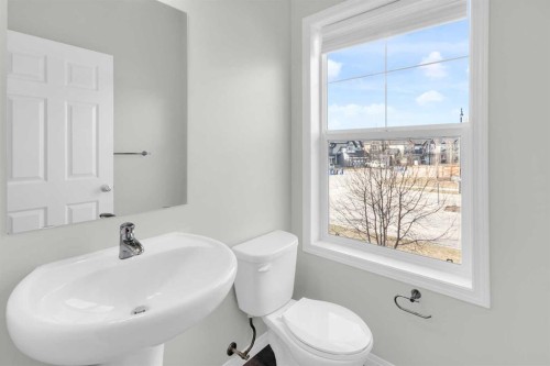 140 Sundown Road, Cochrane, AB - Indoor Photo Showing Bathroom