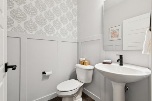 36 Crestbrook Link Sw, Calgary, AB - Indoor Photo Showing Bathroom