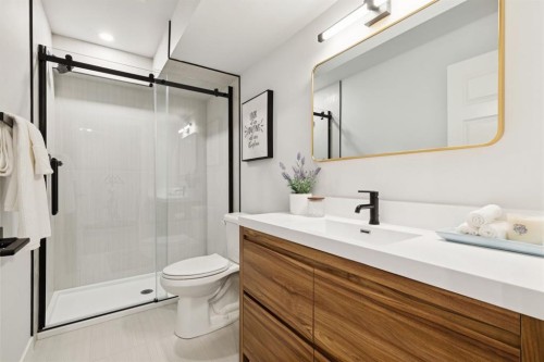 36 Crestbrook Link Sw, Calgary, AB - Indoor Photo Showing Bathroom