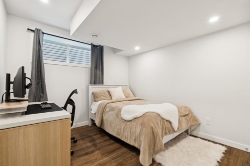 36 Crestbrook Link Sw, Calgary, AB - Indoor Photo Showing Bedroom