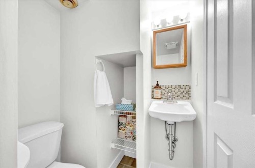 674 Regal Park Ne, Calgary, AB - Indoor Photo Showing Bathroom
