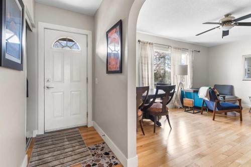 6619 18 Street Se, Calgary, AB - Indoor Photo Showing Other Room