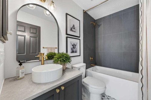 85 Boulder Creek Manor Se, Langdon, AB - Indoor Photo Showing Bathroom