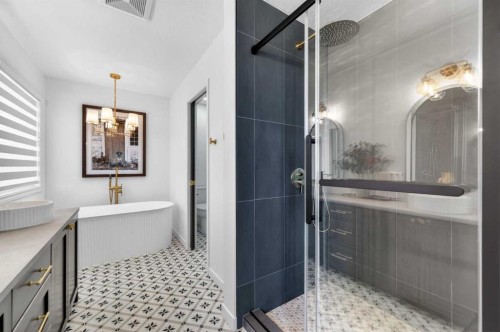85 Boulder Creek Manor Se, Langdon, AB - Indoor Photo Showing Bathroom