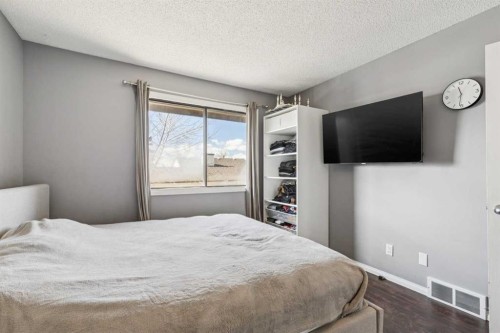 28 Templegreen Bay Ne, Calgary, AB - Indoor Photo Showing Bedroom