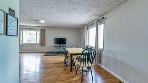 5924 Bow Crescent Nw, Calgary, AB - Indoor Photo Showing Dining Room