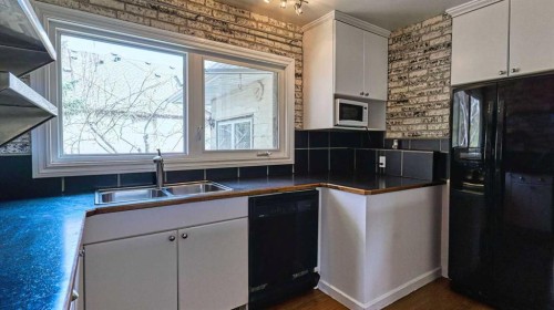 5924 Bow Crescent Nw, Calgary, AB - Indoor Photo Showing Kitchen With Double Sink