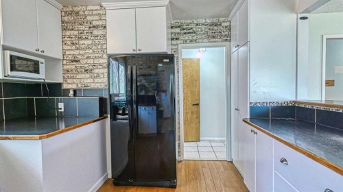 5924 Bow Crescent Nw, Calgary, AB - Indoor Photo Showing Kitchen