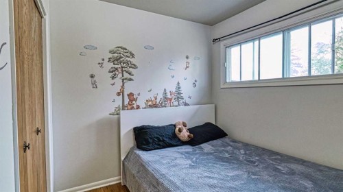 5924 Bow Crescent Nw, Calgary, AB - Indoor Photo Showing Bedroom