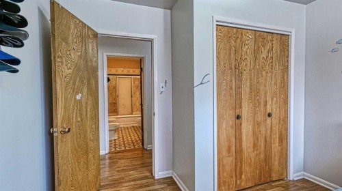 5924 Bow Crescent Nw, Calgary, AB - Indoor Photo Showing Other Room