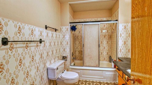 5924 Bow Crescent Nw, Calgary, AB - Indoor Photo Showing Bathroom