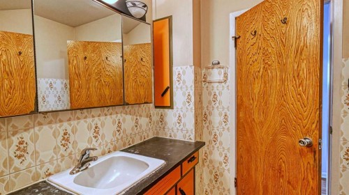 5924 Bow Crescent Nw, Calgary, AB - Indoor Photo Showing Bathroom