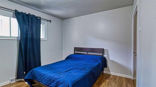 5924 Bow Crescent Nw, Calgary, AB - Indoor Photo Showing Bedroom