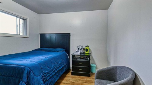 5924 Bow Crescent Nw, Calgary, AB - Indoor Photo Showing Bedroom