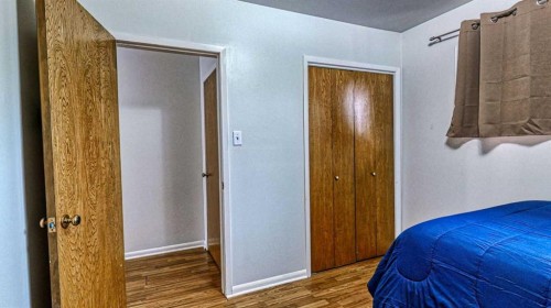 5924 Bow Crescent Nw, Calgary, AB - Indoor Photo Showing Bedroom