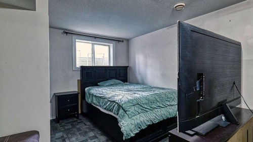 5924 Bow Crescent Nw, Calgary, AB - Indoor Photo Showing Bedroom