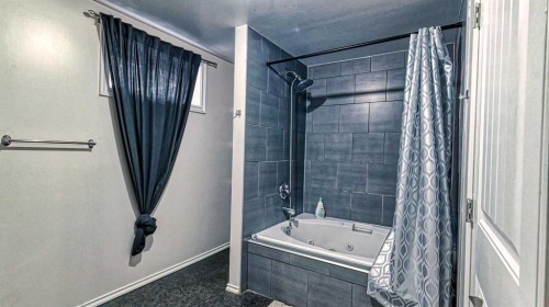 5924 Bow Crescent Nw, Calgary, AB - Indoor Photo Showing Bathroom