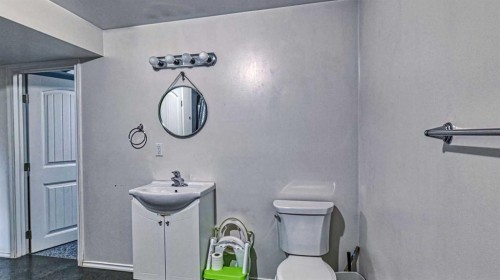 5924 Bow Crescent Nw, Calgary, AB - Indoor Photo Showing Bathroom